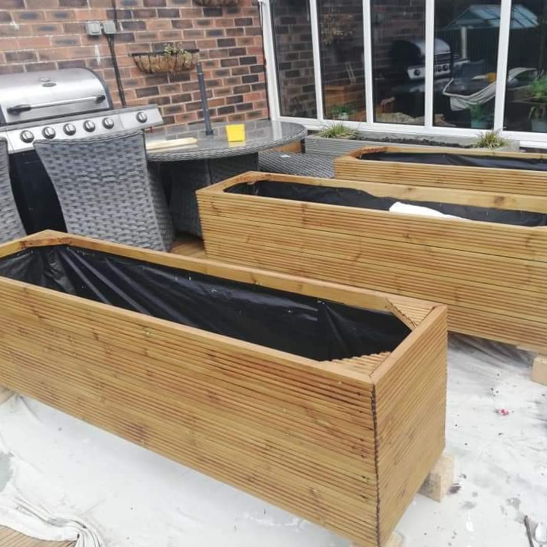 fencing, gates & planter in