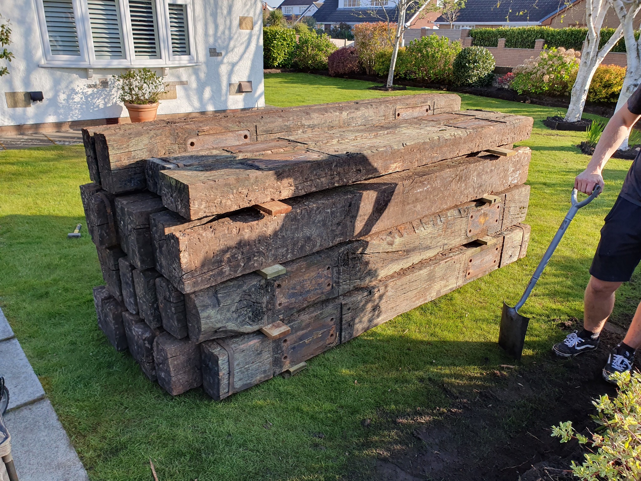 fencing, gates & planter in