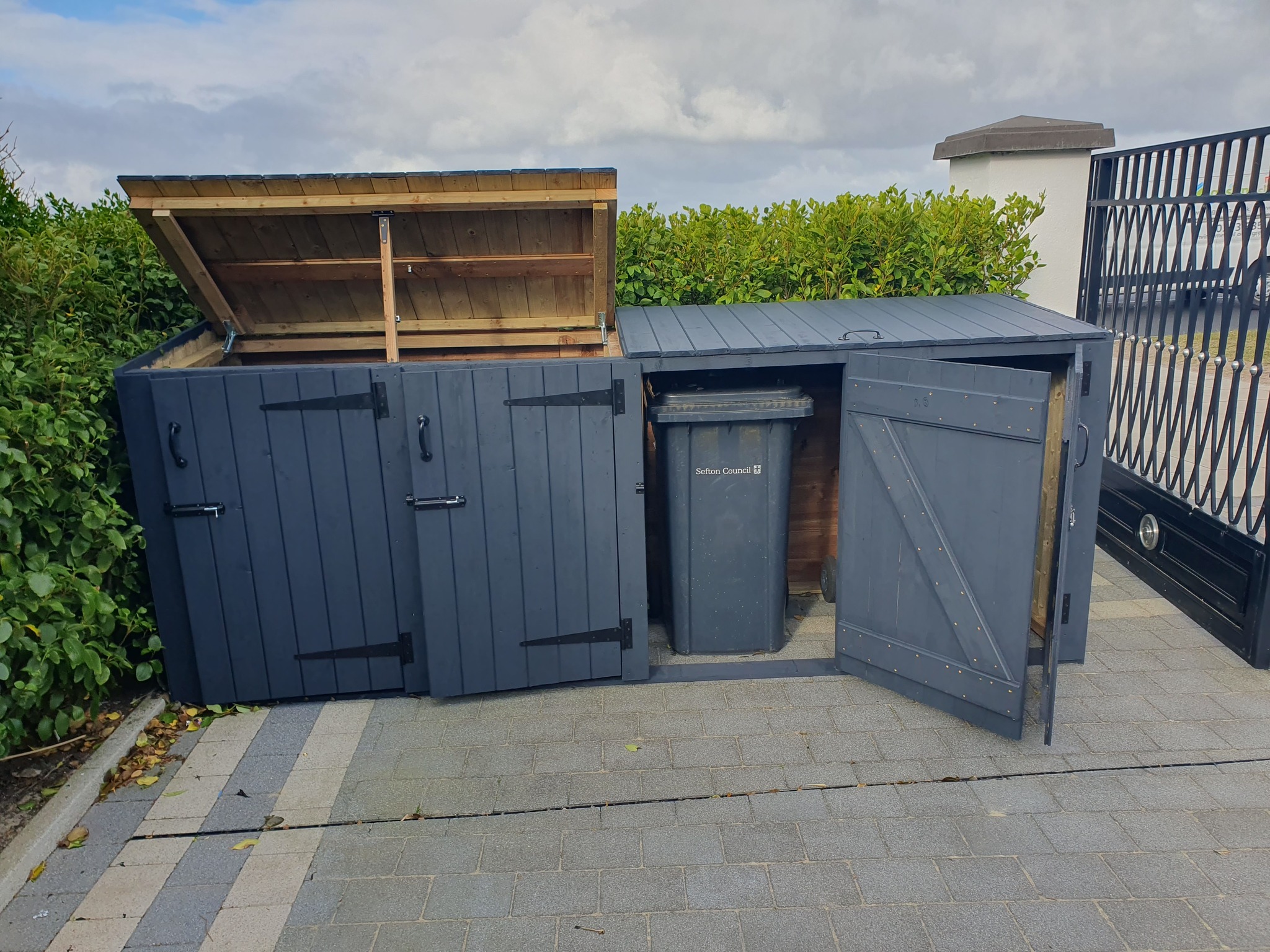 fencing, gates & planter in